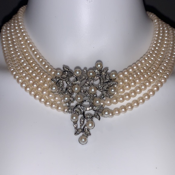 NWOT Gorgeous Faux Pearl Necklace with Pendant and Drop Back - Picture 2 of 5